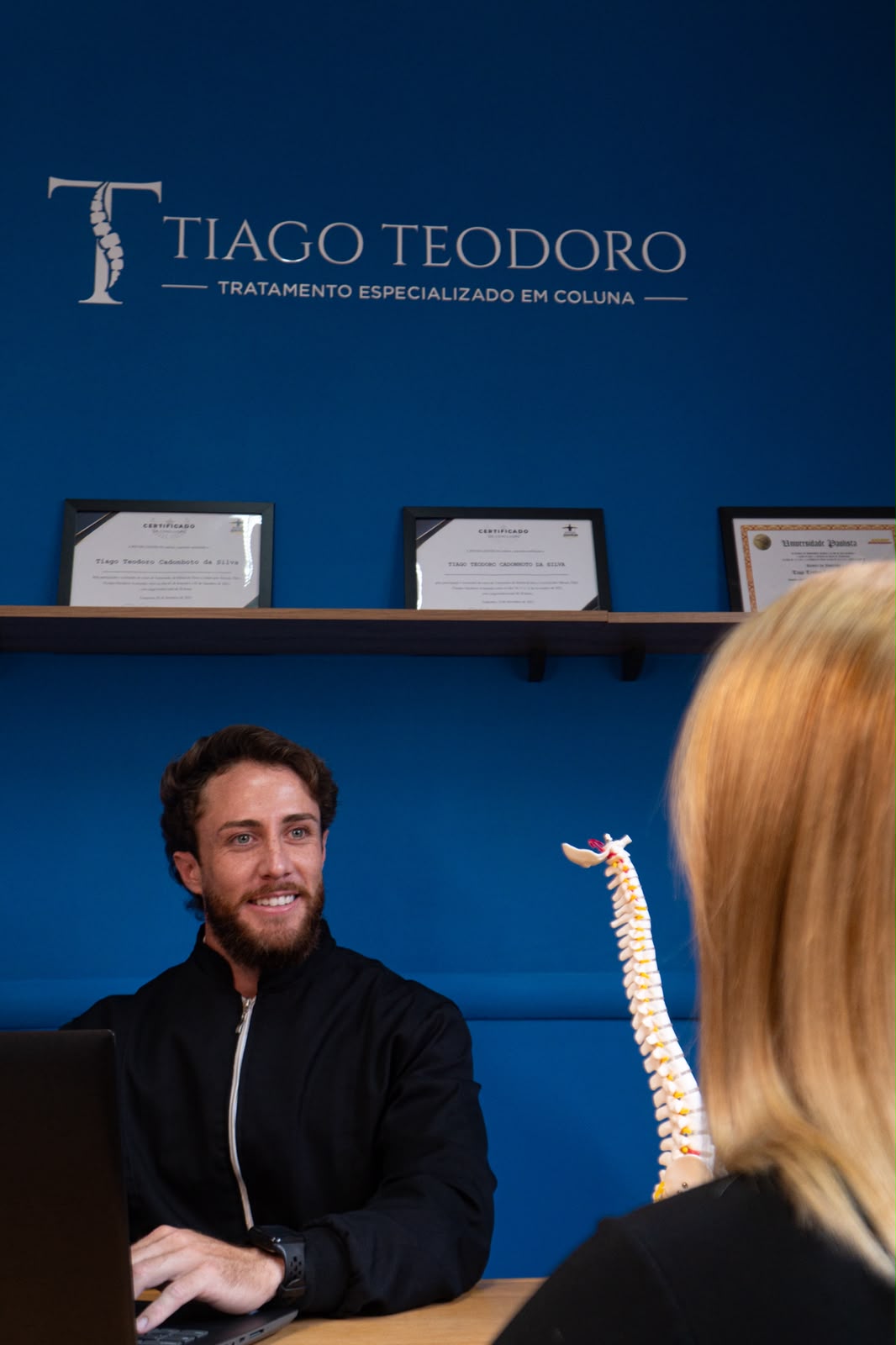 Tiago Teodoro realizando atendimento fisioterapêutico individualizado